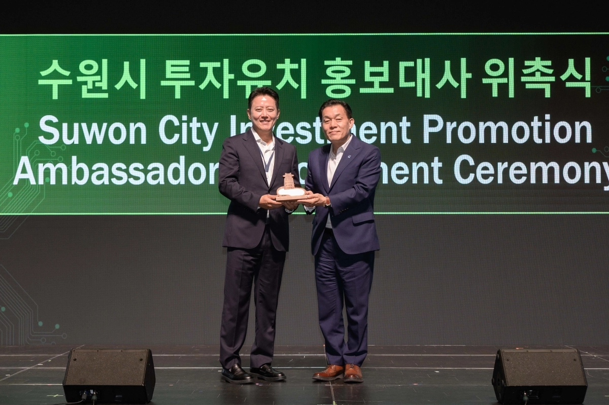 26일 이재준 수원시장(오른쪽)이 앤드류 김 ㈜레이저발테크놀러지 대표(좌측)에게 투자유치 홍보대사 위촉장을 준 뒤 기념 촬영을 하고 있다. 수원시 제공