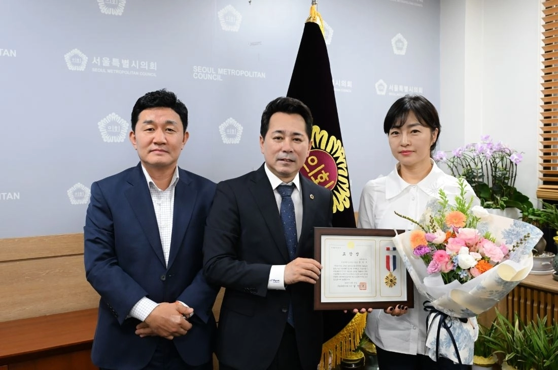 왼쪽부터 황철규 의원, 임만균 의장, 홍현주 지점장. 서울시의회 제공