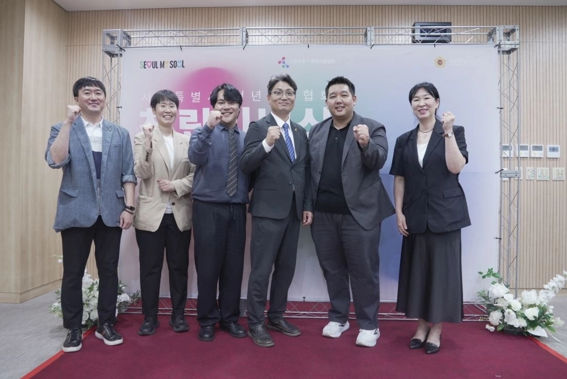 지난 21일 서울시의회 제2대회의실에서 개최된 ‘서울시 청년시설협회’ 창립기념식에서 참석자과 기념촬영을 하는 오중석 의원(오른쪽에서 세 번째). 서울의회 제공