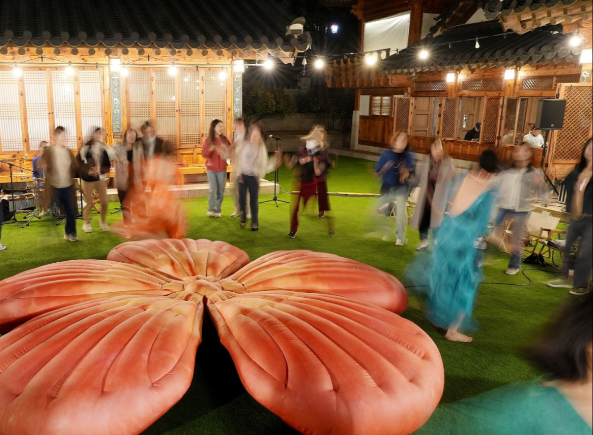 관객참여형 감성치유공연 ‘당신은 지금 바비레따에 살고 있군요’의 한 장면. 춤추는여자들 제공