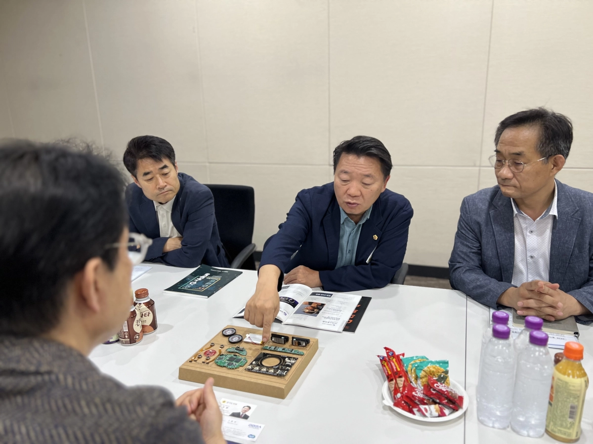 ▲방성환 의원이 ㈜긱스로프트에서 개발 중인 스마트 헤드폰 부품 및 시제품을 살펴보고 있다. (사진=경기도의회)