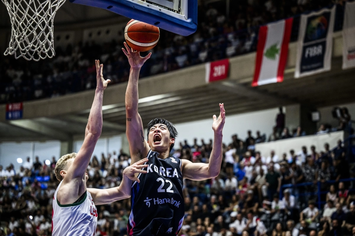 농구 국가대표팀 여준석이 28일 FIBA 월드컵 아시아 예선 2라운드 윈도4 레바논전에서 골밑슛을 시도하고 있다.                FIBA 제공