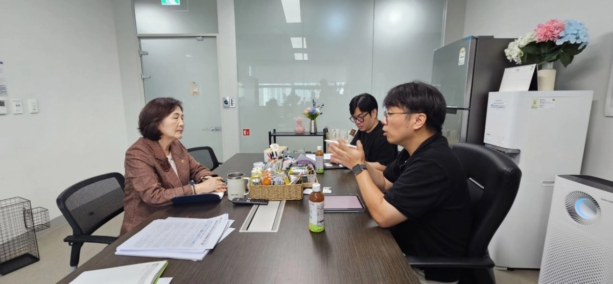 ▲ 지난 27일 의원실에서 경기도 교통국 버스정책과 관계자들과 정담회를 갖은 김영희 의원(사진=경기도의회)