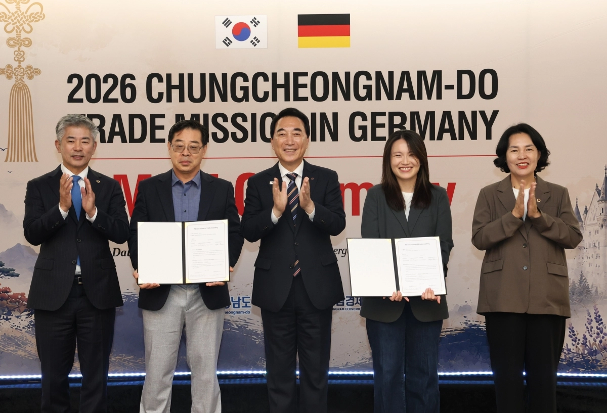 독일 프랑크푸르트 수출상담회장을 찾은 박수현 충남지사와 충남도의회 조철기 의장, 김은나 교육위원장. 도 제공
