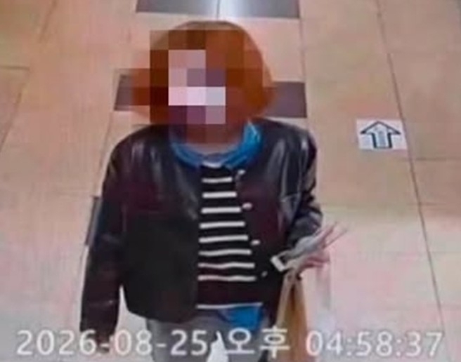 지난 25일 오후 강원 원주시 한 여자고등학교 내 폐쇄회로(CC)TV에 포착된 ‘여장 남자’ 추정 인물. 독자 제공 연합뉴스