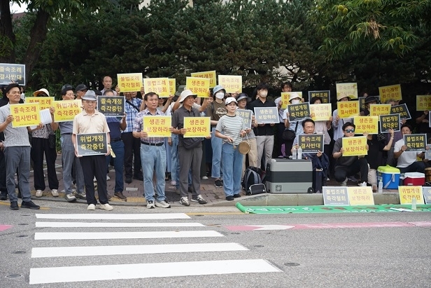 데이터센터 입주 금지 조례안 부결을 외치고 있는 과천주암 원주민 지주협의회(제공=과천주암원주민지주협의회)