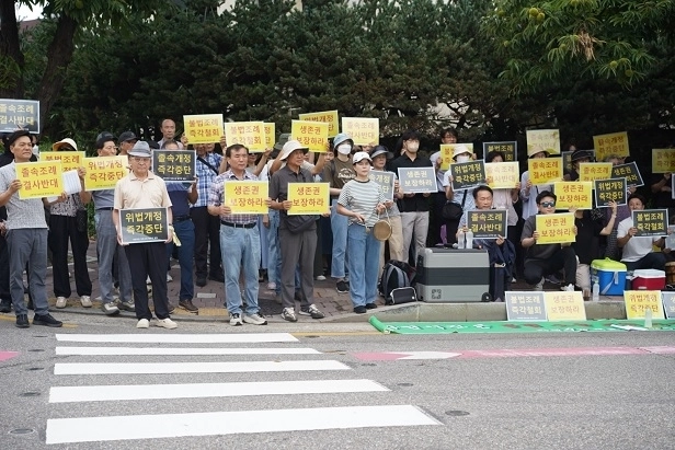 데이터센터 입주 금지 조례안 부결을 외치고 있는 과천주암 원주민 지주협의회(제공=과천주암원주민지주협의회)