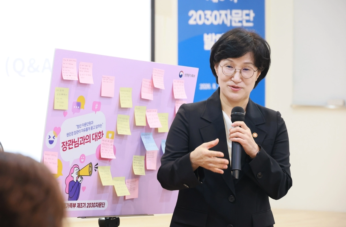 원민경 성평등가족부 장관이 지난 27일 정부서울청사 별관에서 열린 ‘성평등가족부 제3기 2030 자문단 발대식’에서 성평등 실현, 다양한 형태의 가족 지원 등에 관한 자문단원의 의견을 듣고 답변 하고 있다. 연합뉴스
