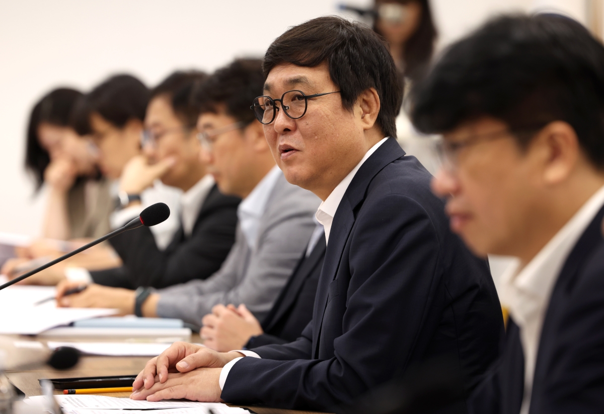 최휘영(오른쪽 두 번째) 문화체육관광부 장관이 28일 서울 종로구 국립현대미술관 서울관에서 열린 암표 방지 민·관 합동 점검 회의에서 모두 발언하고 있다. 문체부 제공