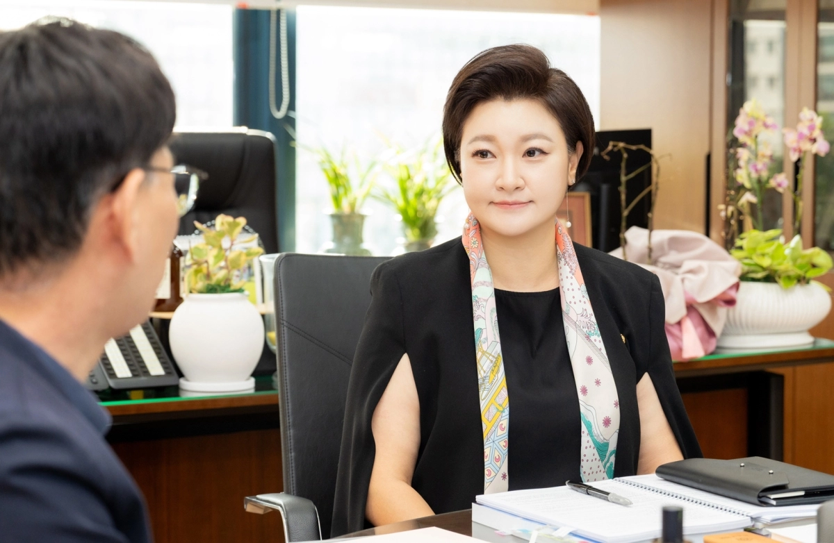 김현정 강남구의회 부의장이 지난 27일 의회 부의장 집무실에서 제10대 전반기 의회 운영과 지역 현안 등에 대해 인터뷰를 하고 있다. 사진: 강남구의회 제공.