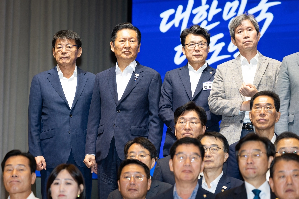 김민석 대표 마무리 발언 듣는 정청래 전 대표
