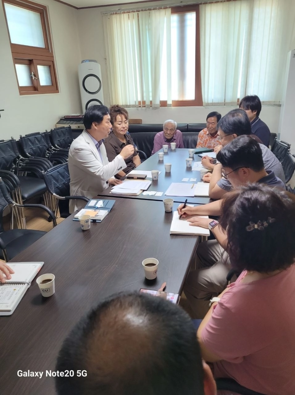 지역상담소에서 연천군 주민 불편 해소와 안전한 도로환경 조성을 위한 대책 마련에 나선 윤종영 의원(사진=경기도의회)