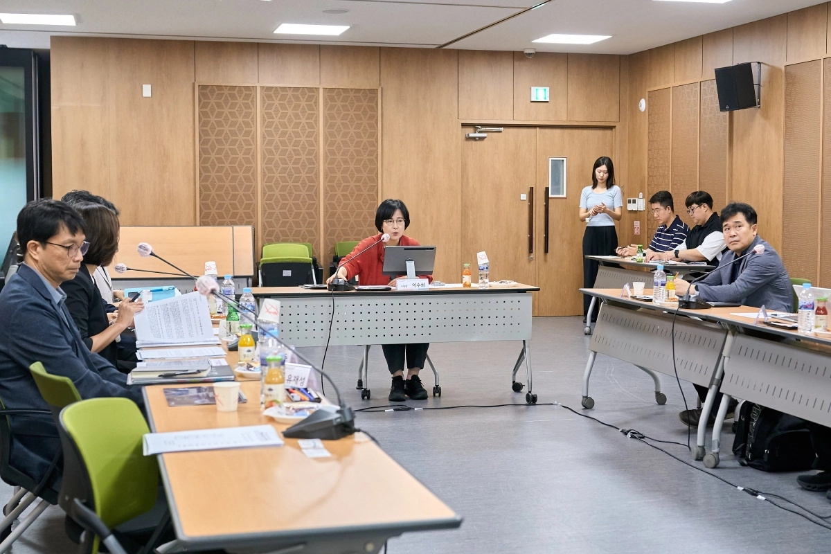 이수희(가운데) 강동구청장이 28일 열린 지하철 3호선 둔촌오륜역 연결 사전타당성 검토 연구 용역 착수보고회를 진행하고 있다. 강동구 제공