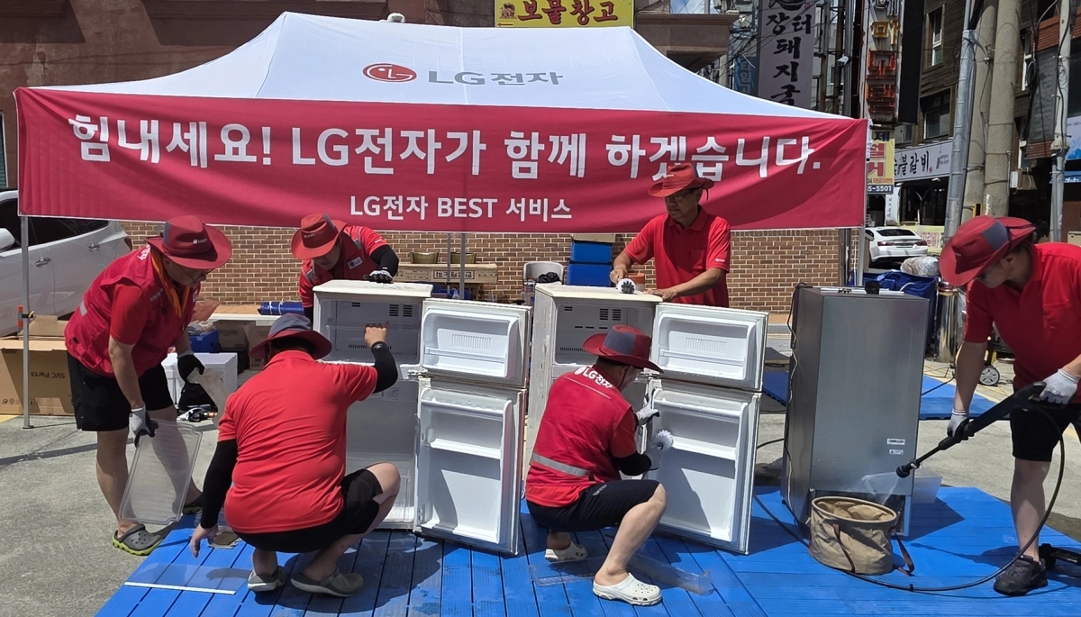 LG전자 서비스 매니저들이 경상남도 거제시 고현동에 마련된 특별 수해 서비스 거점에서 침수 피해를 입은 제품을 점검 및 수리하고 있다. LG전자 제공