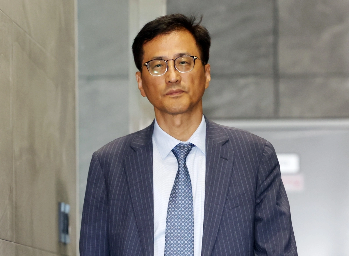 6·3 지방선거 투표용지 부족 사태 등을 수사하는 이태한 선거관리위원회 특별검사가 24일 서울 서초구에 마련된 임시 사무실로 출근하고 있다. 뉴시스