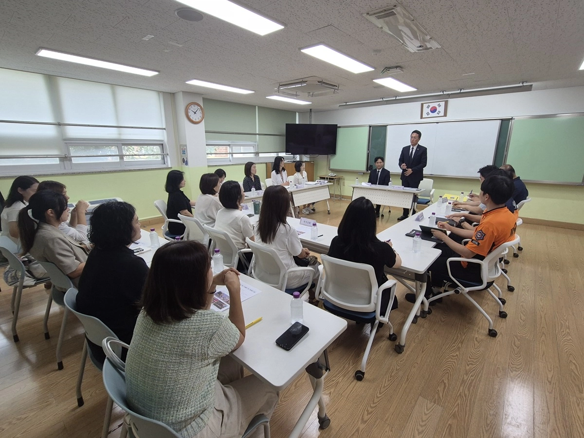 ▲채명신 의원이 27일 용인 나산초등학교에서 열린 정담회에서 관계자들과 소방차 진입 및 안전 대책을 논의하고 있다. (사진=경기도의회)