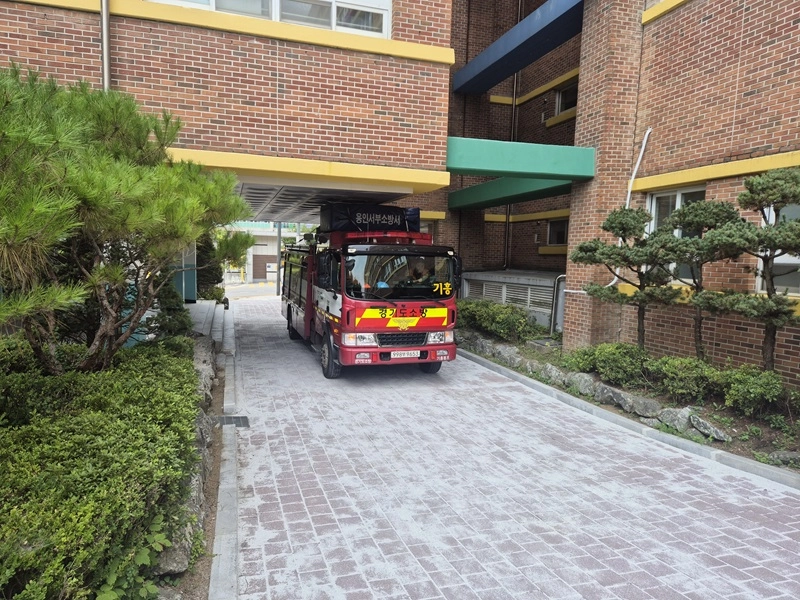 ▲지난 27일 용인서부소방서 소방차가 용인 나산초등학교 교내 필로티 하부 진입로 통과 가능 여부를 직접 시험 운행하고 있다. (사진=경기도의회)
