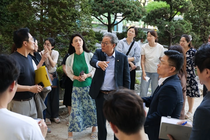 ▲채명신 경기도의원(왼쪽)이 관계 공무원, 소방 관계자, 학부모들과 함께 용인 나산초등학교 교내 진입로 현장을 둘러보며 안전 상태를 점검하고 있다. (사진=경기도의회)