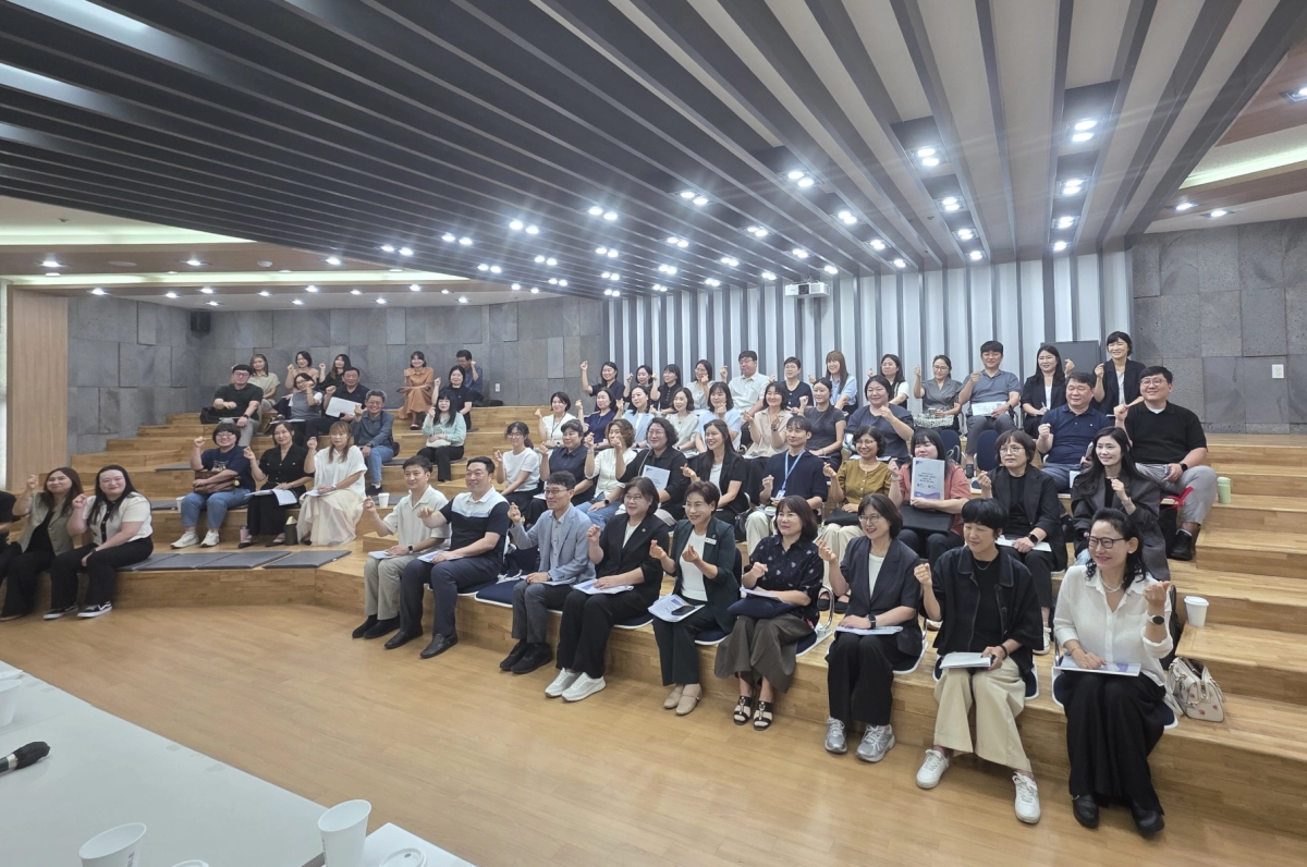 ▲28일 경기평화광장 평화토크홀에서 열린 ‘2026년 경기권역 시·군 장애인가족지원센터 안정화를 위한 발전 방안 정책토론회’ 참석자들이 기념촬영을 하고 있다. (사진=경기도의회)