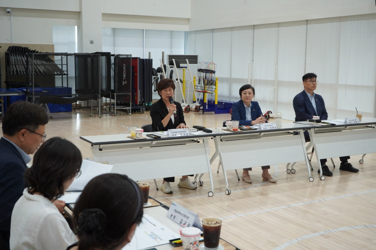 ▲방미숙 의원이 27일 열린 복지정보안내도우미사업 정담회에서 복지정보 안내 및 서비스 연계 강화 방안에 대해 발언하고 있다. (사진=경기도의회)