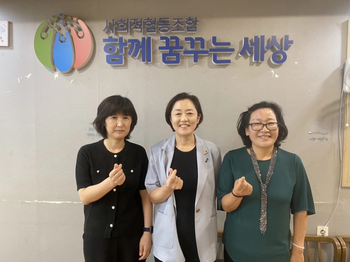 ▲차유미 의원이 27일 안산시 사회적협동조합 함께꿈꾸는세상을 방문해 문순덕 이사장(오른쪽) 등 관계자와 기념촬영을 하고 있다. (사진=경기도의회)