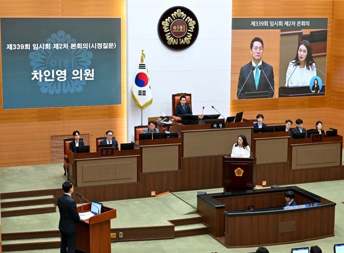 지난 27일 열린 임시회 시정질문에서 오세훈 서울시장을 상대로 질의하는 차인영 의원. 서울시의회 제공