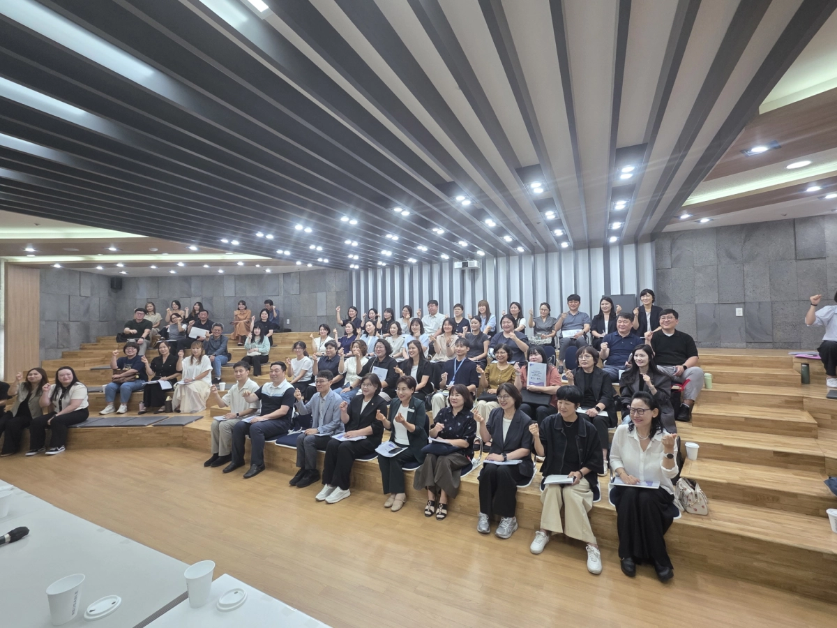 ▲28일 열린 ‘2026년 경기권역 장애인가족지원센터 안정화를 위한 발전 방안 정책토론회’ 참석자들이 기념촬영을 하고 있다. (사진=경기도의회)