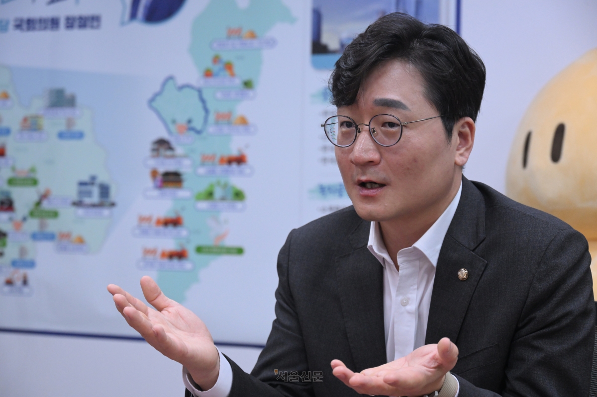 국회 산업통상자원중소벤처기업위원회 여당 간사인 장철민 더불어민주당 의원이 지난 27일 국회에서 서울신문과 만나 인터뷰하고 있다. 2026.8.27.안주영 전문기자