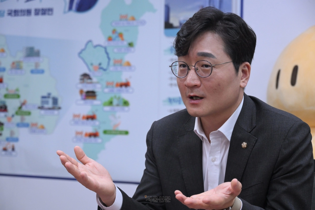 국회 산업통상자원중소벤처기업위원회 여당 간사인 장철민 더불어민주당 의원이 지난 27일 국회에서 서울신문과 만나 인터뷰하고 있다. 2026.8.27.안주영 전문기자