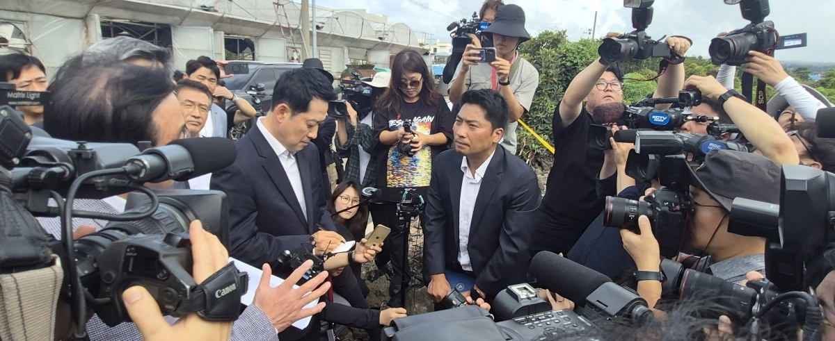 장씨 시신발견 현장을 방문한 장동혁 대표가 취재진에 둘러싸여 제주경찰청 형사과장으로부터 수사상황을 경청하고 있다. 제주 강동삼 기자