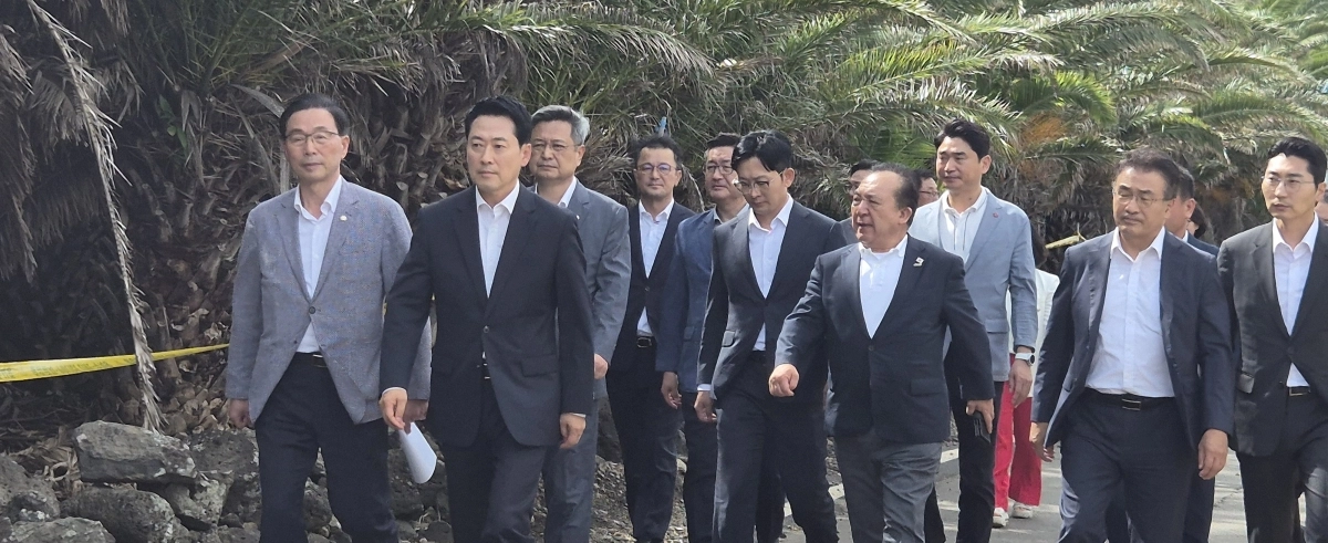 장동혁 국민의힘 대표가 28일 제주실종사건 시신발견현장인 제주시 한림읍 야자수농장현장을 직접 보기 위해 지휘부와 함께 걸어오고 있다. 제주 강동삼 기자