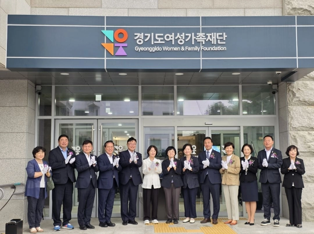 ▲ 28일 이천에서 개최된 경기도여성가족재단 신청사 이전식에서 참석자들이 기념촬영을 하고 있다. (사진=경기도의회)