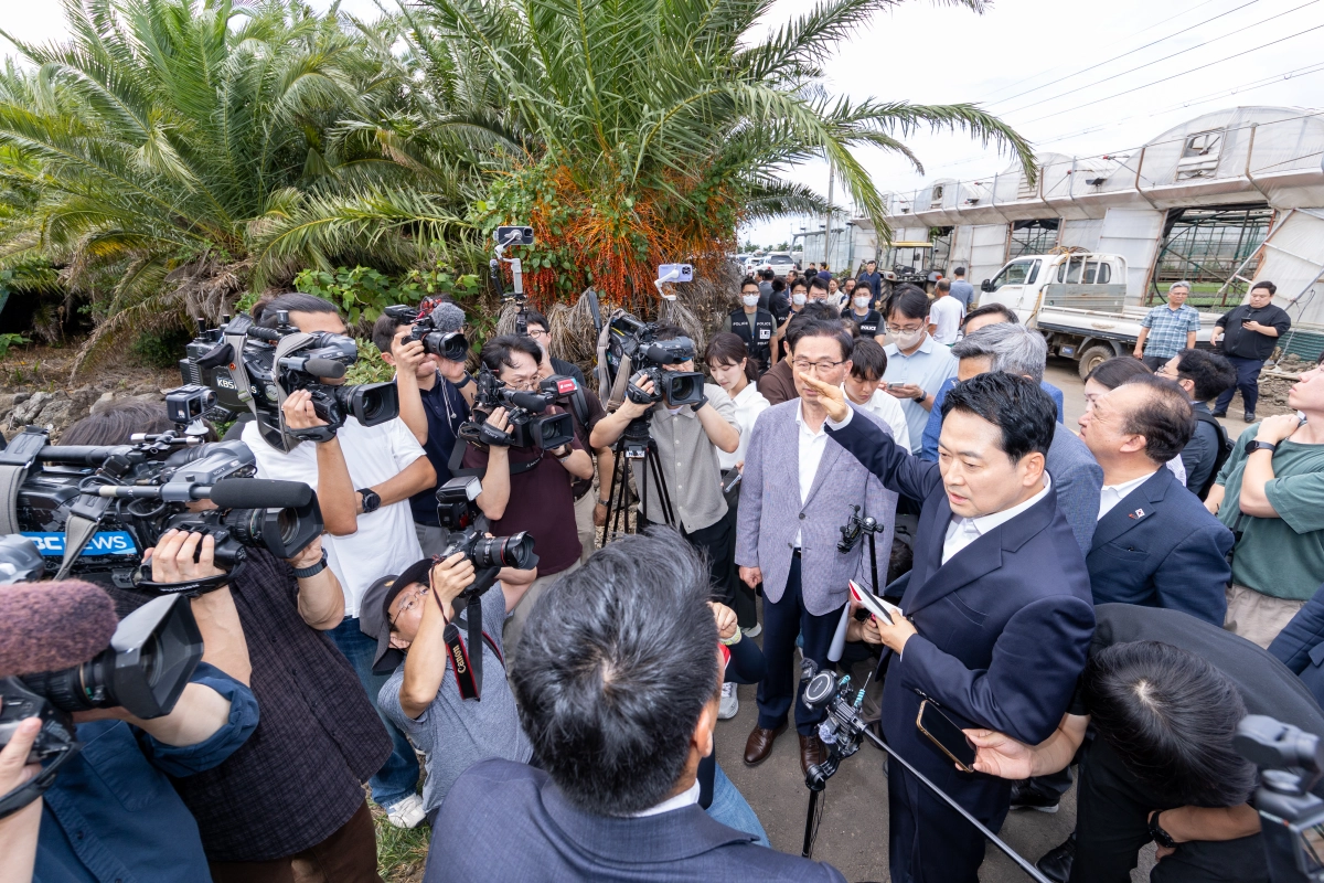 장동혁 국민의힘 대표가 28일 제주시 한림읍을 찾아 실종신고 허위 종결 사건 피해자 장 모씨의 시신이 발견된 야자수숲 현장을 살펴보며 경찰 설명을 듣고 있다. 제주 뉴스1