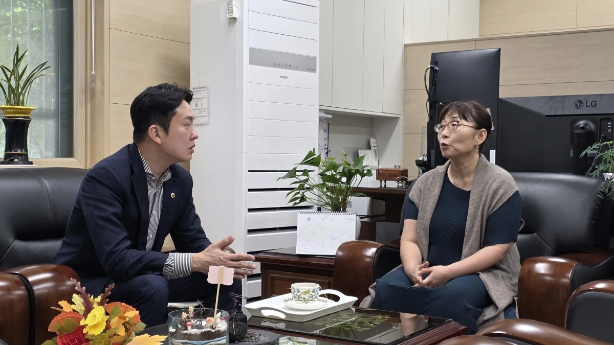 28일 사당중학교를 방문해 김남희 교장과 태권도부 훈련 환경 개선 및 학생 선수 지원 방안 등을 논의하는 간담회를 가진 노성철 의원. 서울시의회 제공
