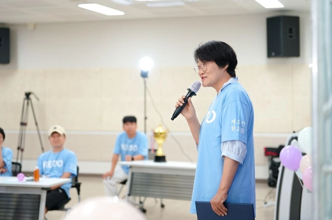 ▲ 28일 경기 재도전학교 3기 퇴소식에 참석해 격려사를 하는 신미숙 의원(사진=경기도의회)