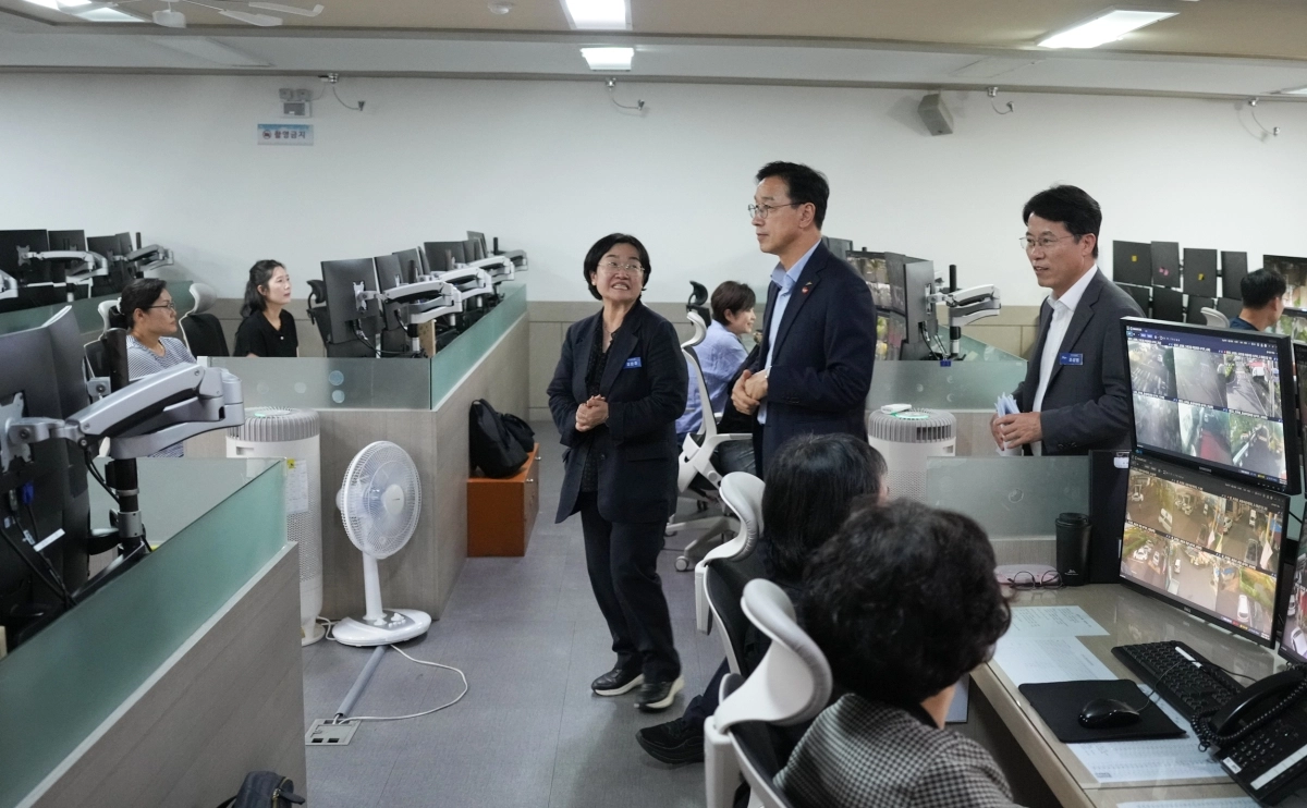 위성곤 제주도지사는 27일 오후 제주도 CCTV관제센터를 찾아 24시간 실시간 관제 현장을 점검하고 확충 방향을 제시했다. 제주도 제공