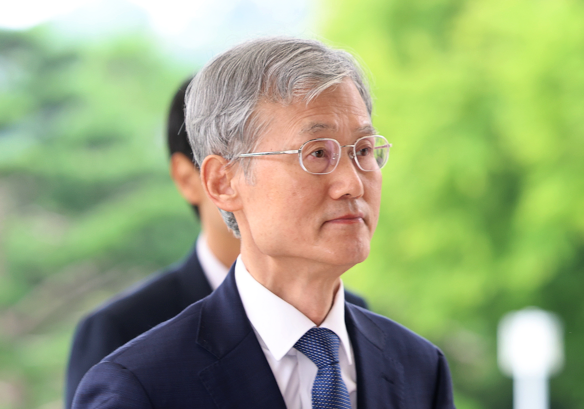 조희대 대법원장이 28일 오전 서울 서초구 대법원으로 출근하고 있다. 연합뉴스
