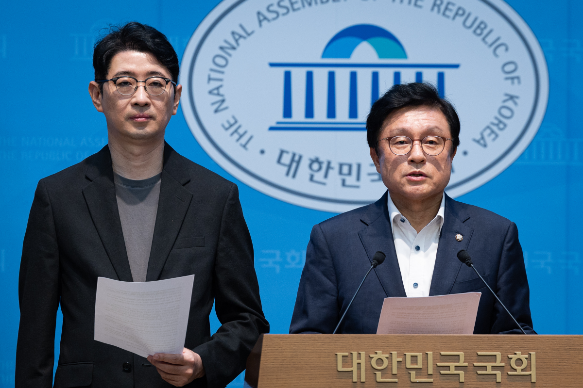 국회 법제사법위원회 국민의힘 박형수 간사(오른쪽)와 주진우 의원이 28일 서울 여의도 국회 소통관에서 청와대의 대법관 후보자 임명동의안 재제청 요청 관련 기자회견을 하고 있다. 뉴스1