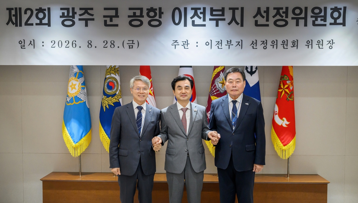 민형배 전남광주통합특별시장(왼쪽)이 28일 국방부에서 열린 ‘광주 군공항 이전부지 선정위원회’에 참석해 안규백 국방부 장관(가운데), 김산 무안군수와 함께 기념촬영을 하고 있다. 국방부 제공