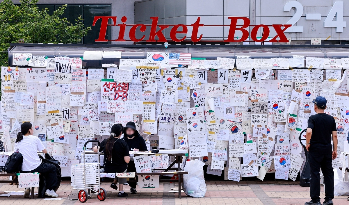 핸드볼경기장 매표소에 걸린 재선거촉구 메시지