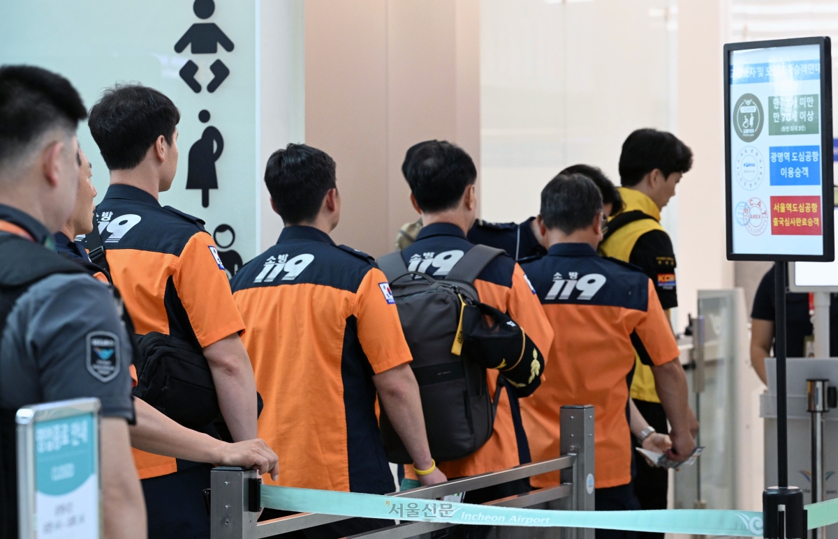 대홍수가 발생해 한국인 9명을 포함해 수백명이 실종된 네팔로 출국하는 신속대응팀이 27일 인천국제공항 제1터미널에서 출국하고 있다. 2026.8.26 도준석 전문기자