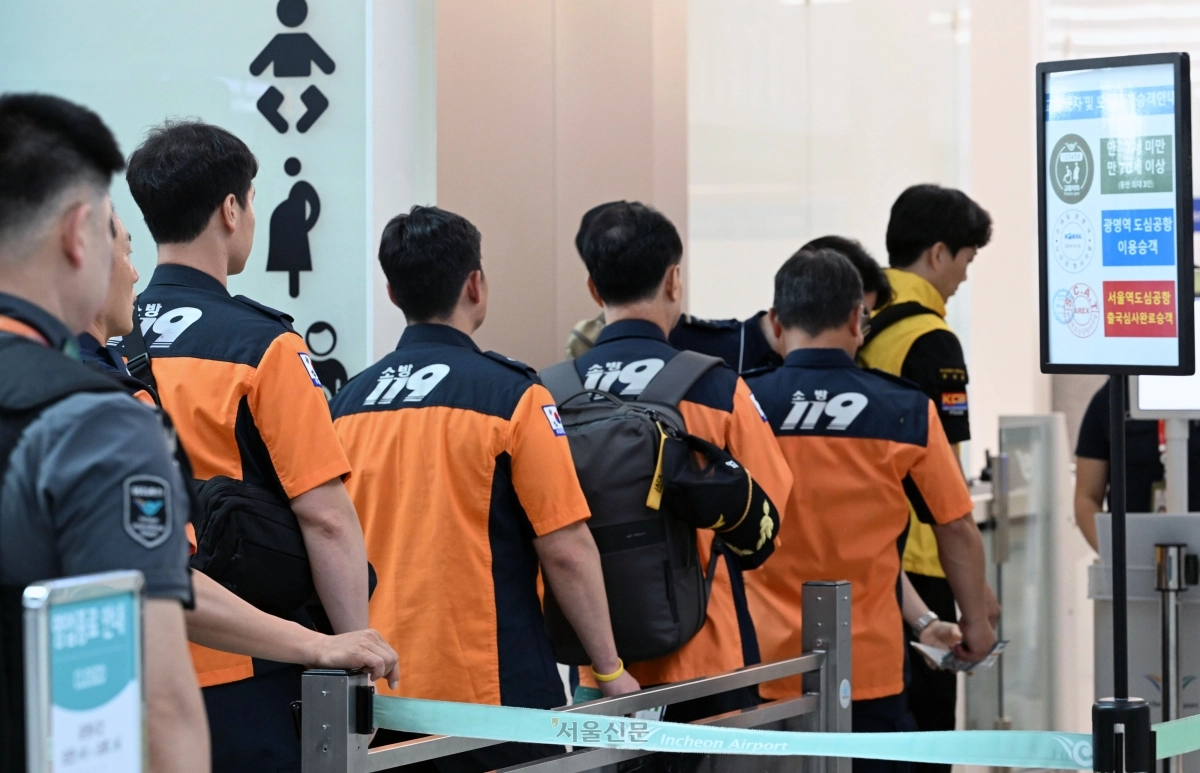 대홍수가 발생해 한국인 9명을 포함해 수백명이 실종된 네팔로 출국하는 신속대응팀이 27일 인천국제공항 제1터미널에서 출국하고 있다. 2026.8.26 도준석 전문기자