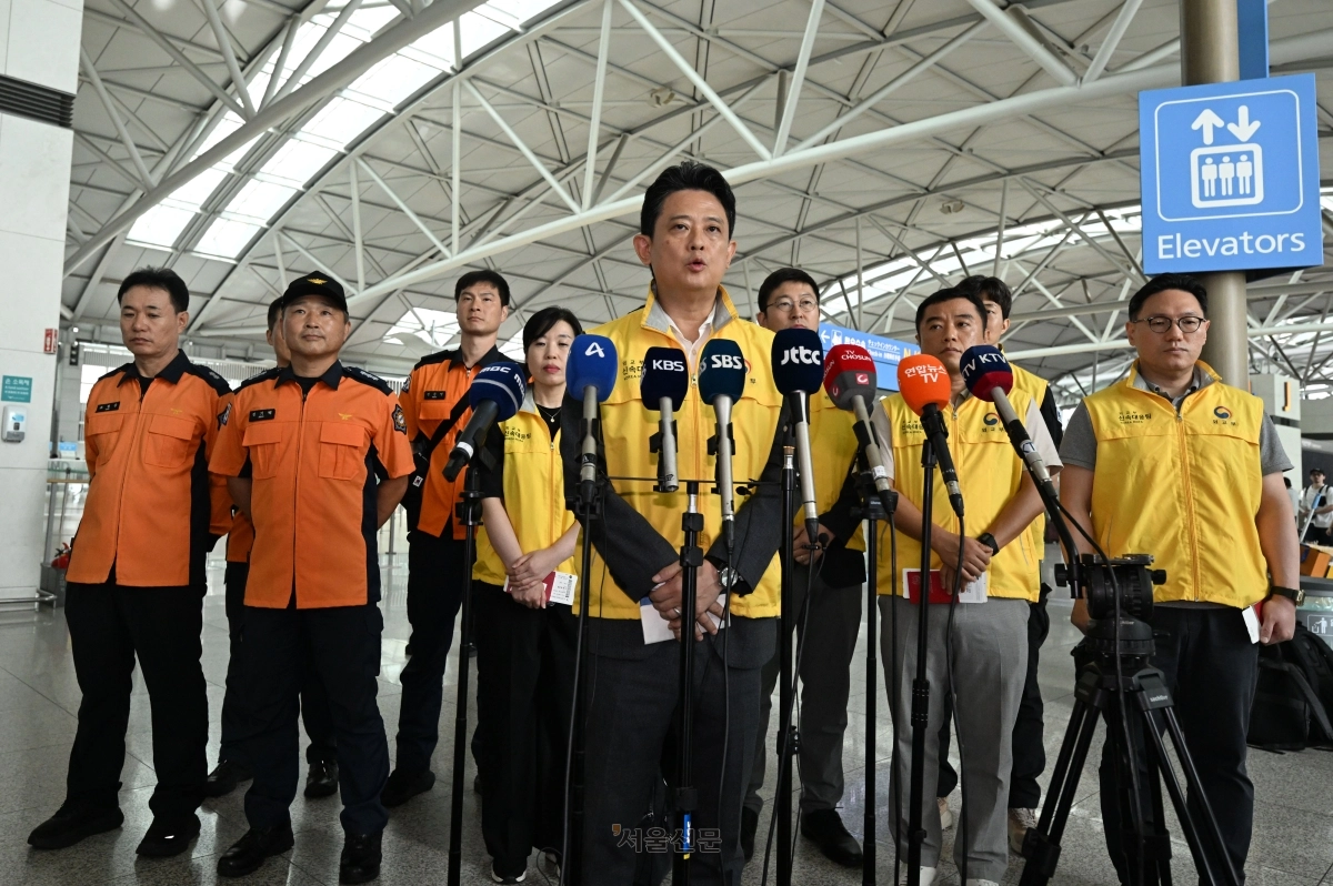임상우 정부합동신속대응팀 단장이 27일 인천국제공항 제1터미널에서 대홍수가 발생한 네팔로 출국하기에 앞서 브리핑을 하고 있다. 2026.8.26 도준석 전문기자