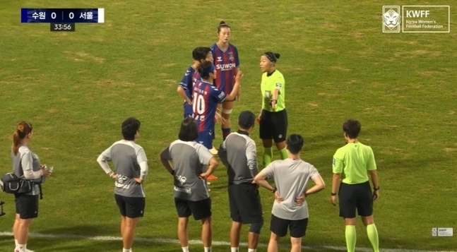 수원FC 위민과 서울시청의 WK리그 경기 중 배선영 주심에게 항의하는 지소연(10번). 한국여자축구연맹 유튜브 채널 중계 화면 캡처