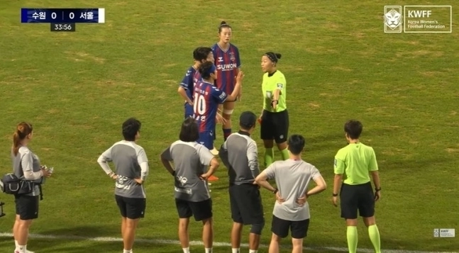 수원FC 위민과 서울시청의 WK리그 경기 중 배선영 주심에게 항의하는 지소연(10번). 한국여자축구연맹 유튜브 채널 중계 화면 캡처