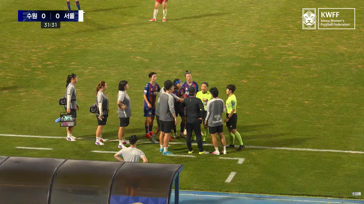 배선영 주심이 수원FC 위민 관계자들과 말을 주고받는 모습. 한국여자축구연맹 유튜브 채널 중계 화면 캡처