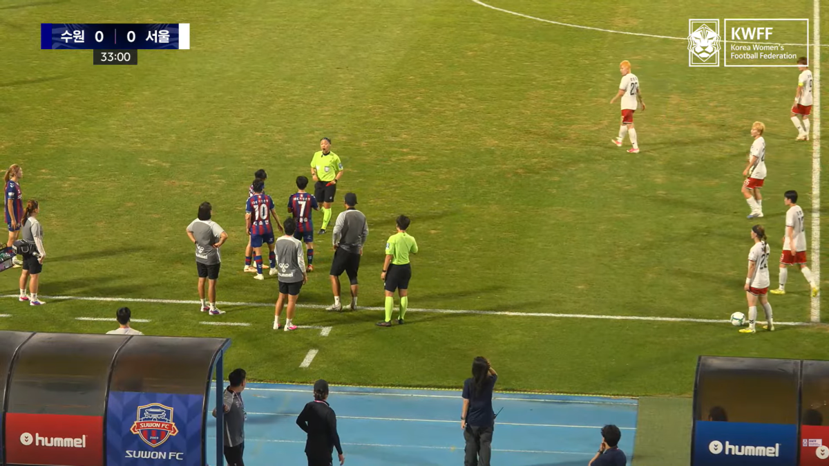레드카드를 꺼내는 배선영 주심의 모습. 한국여자축구연맹 유튜브 채널 중계 화면 캡처