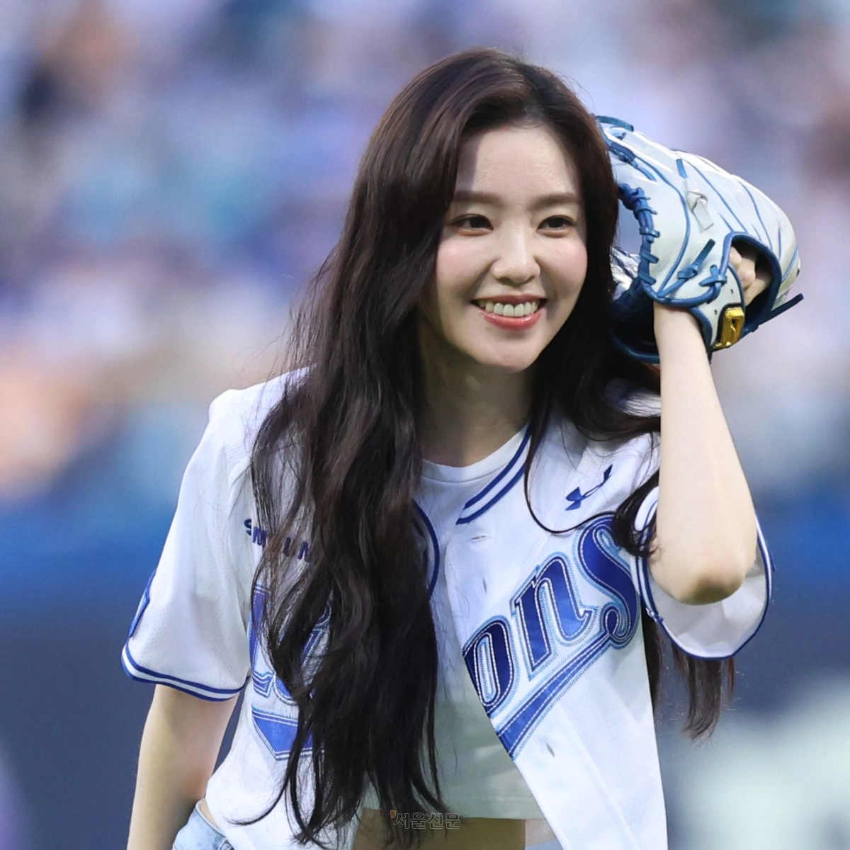 레드벨벳의 리더 아이린이 29일 대구 삼성 라이온즈 파크에서 열린 삼성 라이온즈와 KT 위즈의 경기에 앞서 시구를 준비하고 있다. 2026.8.29 삼성 라이온즈 제공