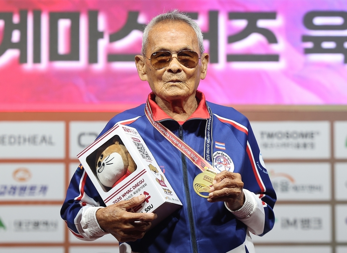 2026 대구세계마스터즈육상경기대회 참가자 중 최고령인 태국인 사왕 잔프람(106) 씨가 금메달을 들어 보이고 있다. 연합뉴스