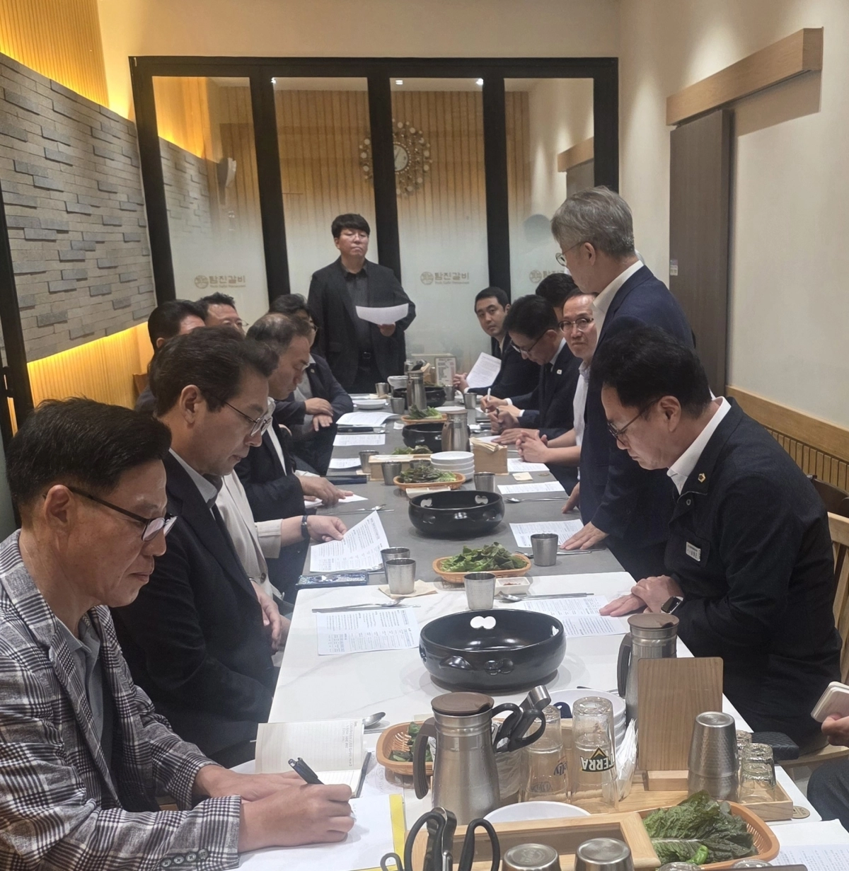 29일 오후 장흥에서 국립의대 신설과 지역상생 방안을 논의하기 위해 마련된 자리에서 민형배 전남광주통합특별시장이 모임의 취지를 설명하고 있다. 전남광주통합특별시의회 제공